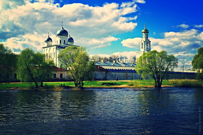 Юрьев монастырь на берегу реки Волхов