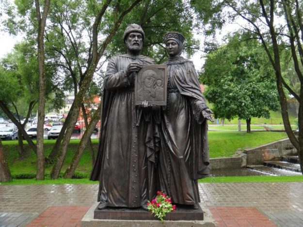 Памятник Петру и Февронии Муромским в Сергиевом Посаде