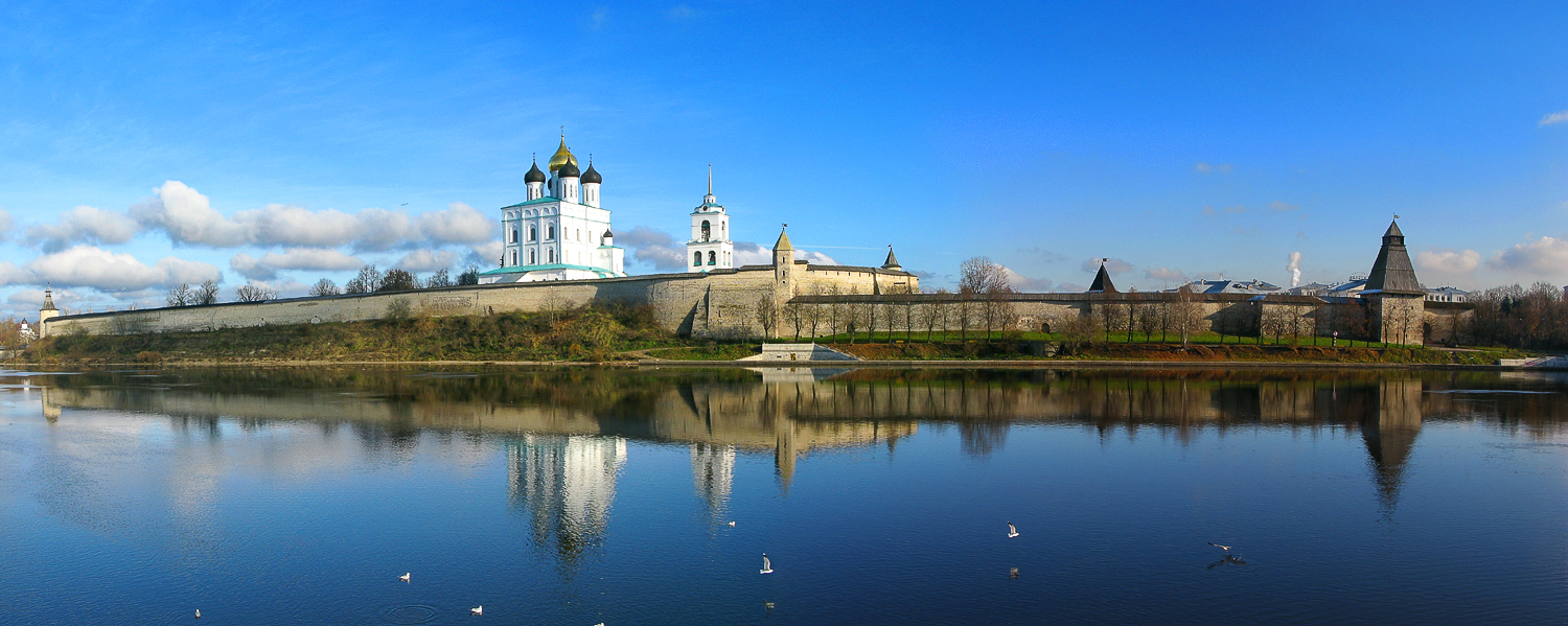 Псков сайт города. Псковский кром панорама. Псковский Кремль панорама. Псковский Кремль кром. Псковский Кремль набережная.