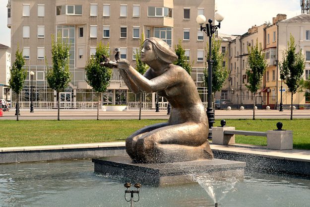 Памятник-фонтан «Дарующая воду»