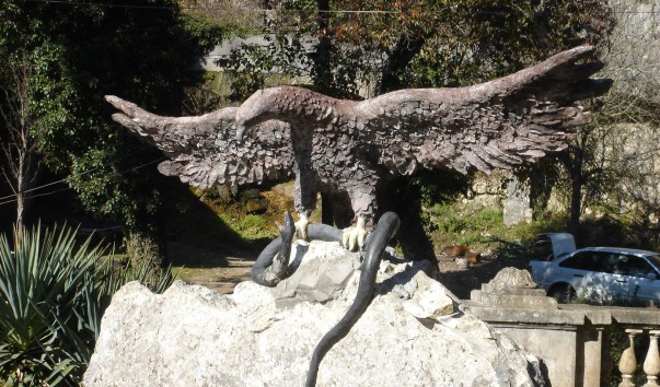 Скульптура «Орёл, терзающий змею»